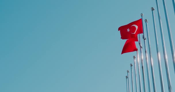 Turkse vlag zwaaiend naar de blauwe lucht. Turkije land vlag stromend in de wind bij blauw — Stockvideo