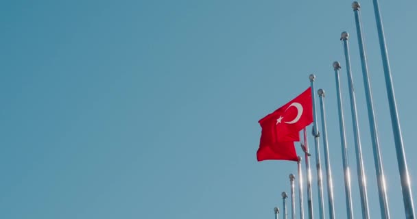 Bandera turca ondeando en el cielo azul. Bandera de Turquía país que fluye en el viento en azul — Vídeo de stock