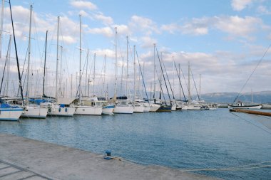 Eski Avrupa şehrinin küçük limanında büyük yatlar. Yaz yolculuğu konsepti