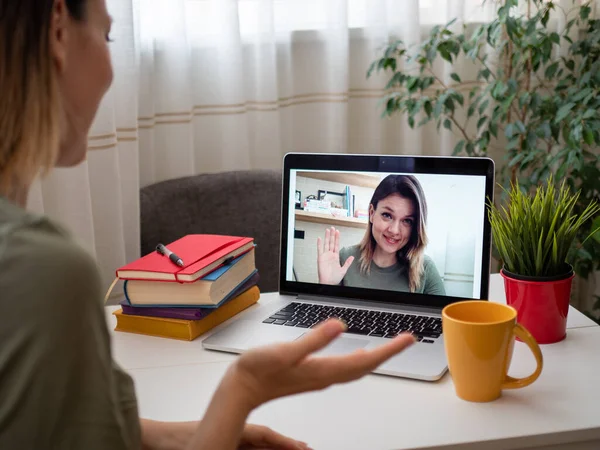 Ragazza chatta con la sua amica tramite un computer portatile. Concetto di comunicazione a distanza — Foto Stock