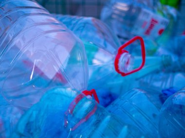 Arka plan olarak buruşmuş plastik şişe yığını, yakın plan