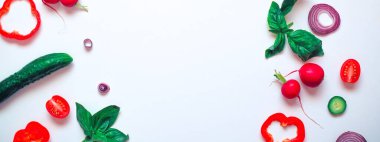 Beyaz arkaplandaki taze sebzeli çerçeveyi metin için üst görünüm boşluğunda pişir