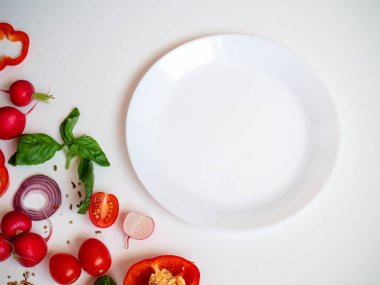 Taze sebzeli pişirme çerçevesi ve beyaz arka plan manzaralı tabak