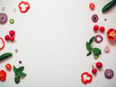 Beyaz arkaplandaki taze sebzeli çerçeveyi metin için üst görünüm boşluğunda pişir