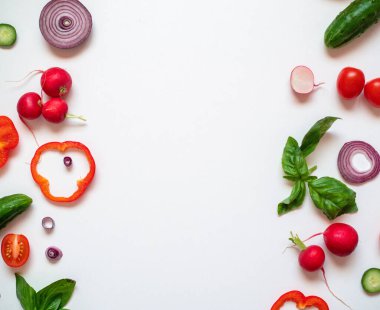 Beyaz arkaplandaki taze sebzeli çerçeveyi metin için üst görünüm boşluğunda pişir