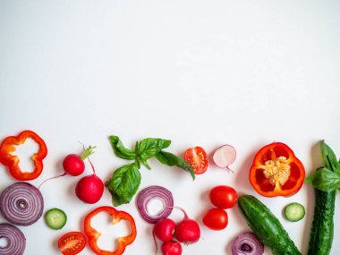 Beyaz arkaplandaki taze sebzeli çerçeveyi metin için üst görünüm boşluğunda pişir