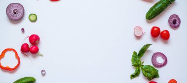 Beyaz arka planda taze sebzeli yiyecek çerçevesi metin için üst görünüm alanı