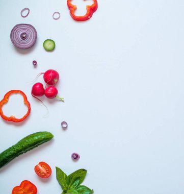 Beyaz arka planda taze sebzeli yiyecek çerçevesi metin için üst görünüm alanı