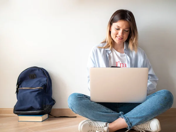 Портрет жизнерадостного студента с ноутбуком, изолированным на белом — стоковое фото