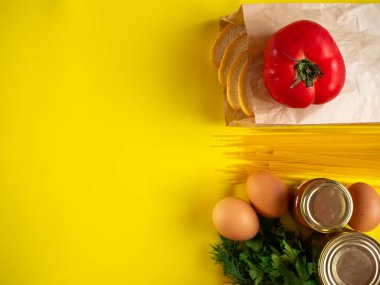 Sarı zemin üzerinde yiyecek malzemeleri, kopyalama alanı ile üst görünüm