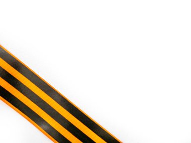 St. Georges kurdelesi beyaz arka planda izole edilmiş. 9 Mayıs 'taki büyük zaferin sembolü.