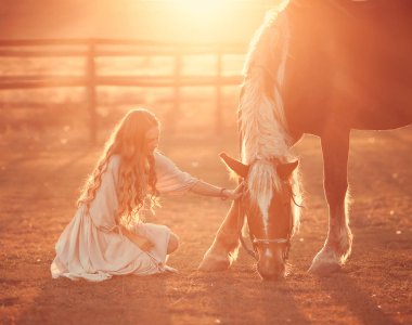 gün batımında at ile kız