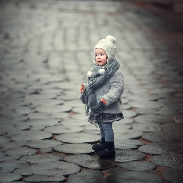 Malá Dívka Nepříznivého Počasí — Stock fotografie