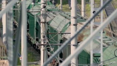 yük treni demiryolu ile uzak mesafe içine sürmek