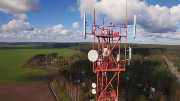 Vista aérea de la torre de telecomunicaciones de la antena — Vídeo de stock