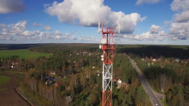 Letecký pohled na anténu telekomunikační věže — Stock video