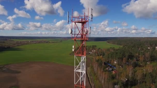 Vista aérea de la torre de telecomunicaciones de la antena — Vídeo de stock