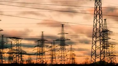 yüksek gerilim dikmesi ve güç hatları ile güzel manzara