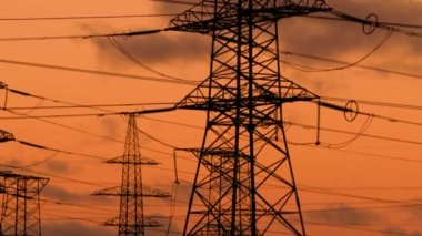 yüksek gerilim dikmesi ve güç hatları ile güzel manzara