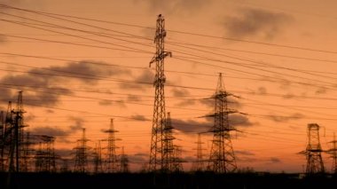 yüksek gerilim dikmesi ve güç hatları ile güzel manzara