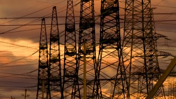 Mooi landschap met hoogspanning pylonen en elektrische leidingen — Stockvideo