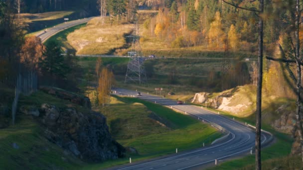 Auto rijden op een asfaltweg in de herfst bos — Stockvideo