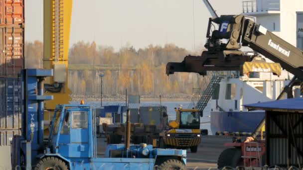 Wózków widłowych, praca w terminalu kontenerowego. Saint-Peterburg, Federacja Rosyjska, 2016 — Wideo stockowe