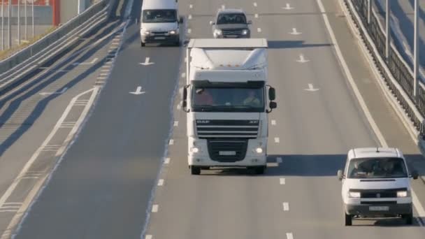 Vários caminhões e carros dirigindo na estrada. São Petersburgo, Rússia, 2016 — Vídeo de Stock