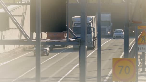 Mehrere Lastwagen und Autos fuhren auf der Autobahn. Saint-petersburg, russland, 2016 — Stockvideo