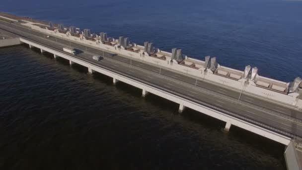 Vue aérienne du camion, qui roule sur le barrage autour de l'eau. Cet itinéraire passe par le barrage de Kronstadt — Video