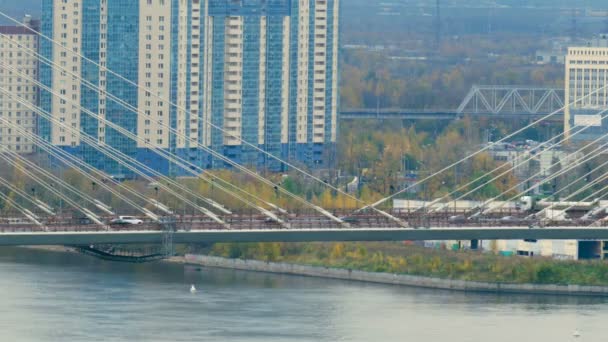 Великий Обухів міст у Санкт-Петербурзі. Цей кабель залишився міст через річки Нева, яка з'єднує два береги. Перейдіть через міст автомобілі — стокове відео