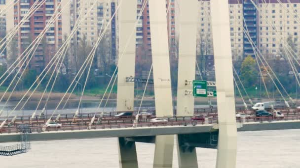 Grote Obukhov brug in Sint-Petersburg. Deze tuibrug brug over de rivier de Neva, die beide oevers verbindt. Ga over de brug-auto 's — Stockvideo