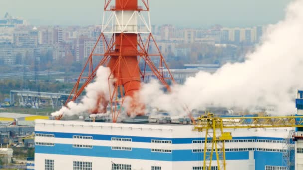 Primer plano de la central eléctrica con tubería y humo — Vídeos de Stock