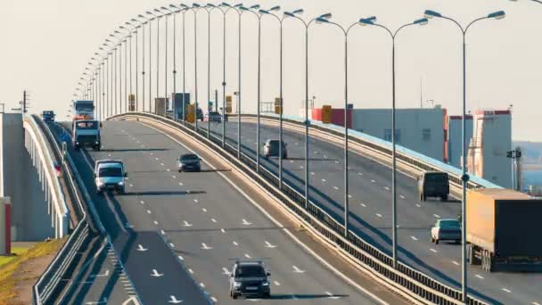 Molti camion e auto attraversano il ponte. San Pietroburgo, Russia, 2016 — Video Stock