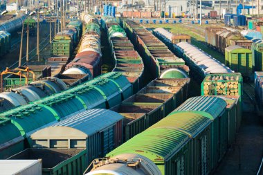 Tren kargo istasyonu ile lots-in otomobil tankları ve yarı römorklar.