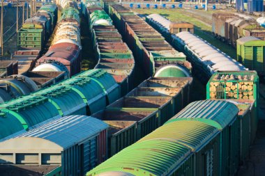 Tren kargo istasyonu ile lots-in otomobil tankları ve yarı römorklar.