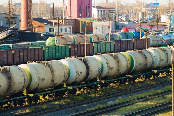 Yük trenleri olan tren istasyonu. Merkezde bir tren tankı var.