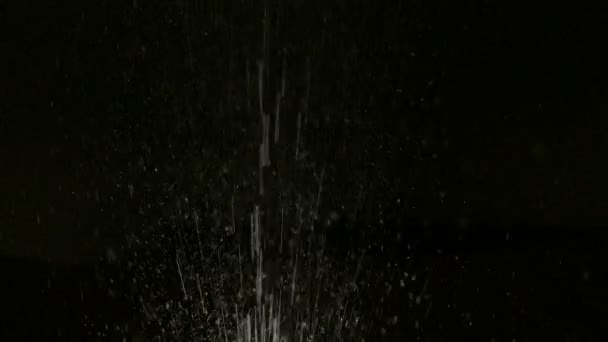 Взрыв аэрозольного облака снизу на черном фоне — стоковое видео
