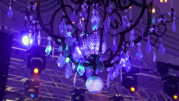 Dekoratív csillár lógott a plafonon a bankett-terem — Stock videók