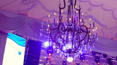 Dekoratif avize ziyafet salonu tavanda asılı