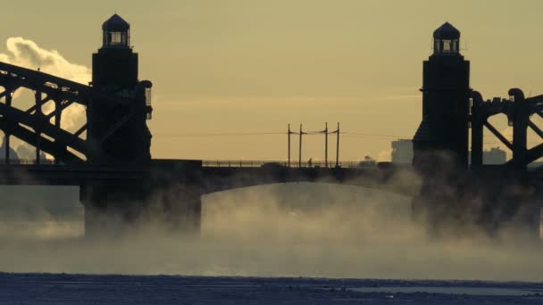 Brug over de bevroren rivier in de winter — Stockvideo