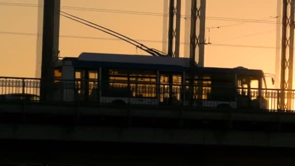 Τρόλεϊ διασχίζουν τη γέφυρα την ώρα του ηλιοβασιλέματος. Αγία Πετρούπολη, Ρωσία — Αρχείο Βίντεο