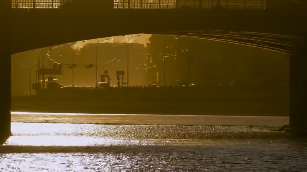 Прекрасний вид на набережну в тумані, який збирається автомобілі з вогнями на захід сонця. Санкт-Петербург, Російська Федерація — стокове відео