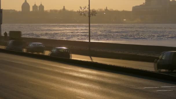 Hermosa vista del paseo marítimo en la niebla, que va coches con luces al atardecer. San Petersburgo, Rusia — Vídeo de stock
