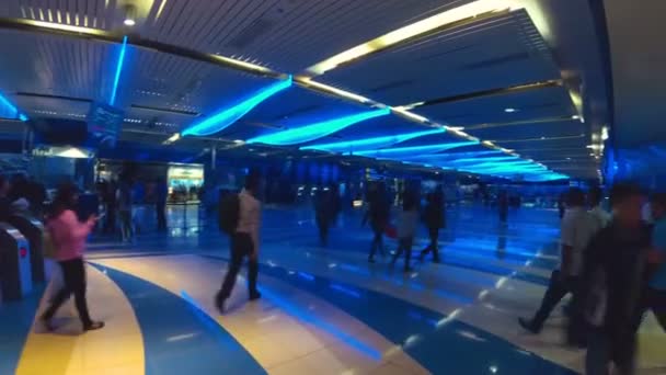 Dubaj, ZEA - luty 2017: Wnętrze stacji metra w Dubaju, Zjednoczone Emiraty Arabskie — Wideo stockowe