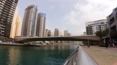 Dubai Marina, Birleşik Arap Emirlikleri içinde gökdelenler arasında nehrin köprüden geçen Modern tramvay