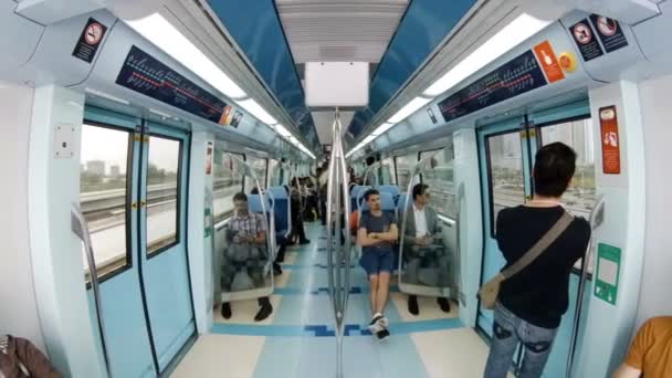 ドバイ、アラブ首長国連邦 - 2017 年 2 月: ドバイ、アラブ首長国連邦の人と移動の地下鉄車のインテリア. — ストック動画