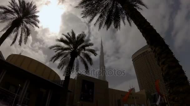 DUBAI, Émirats arabes unis - DÉCEMBRE 2016 : la vue depuis le sol au Dubai Mall et au Burj Khalifa — Video