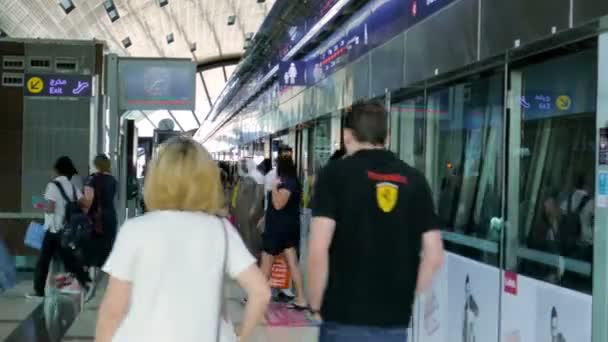 Dubai, Ηνωμένα Αραβικά Εμιράτα - Φεβρουαρίου 2017: Εσωτερικό του σταθμού μετρό στο Ντουμπάι, Ηνωμένα Αραβικά Εμιράτα — Αρχείο Βίντεο
