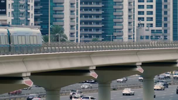 O trem de metrô anda entre os arranha-céus de vidro em Dubai, Emirados Árabes Unidos — Vídeo de Stock